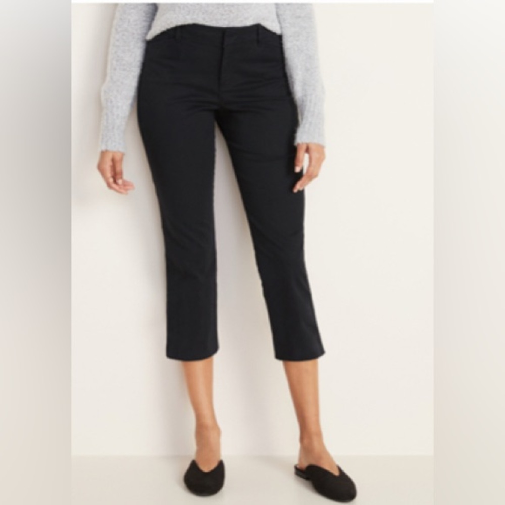Mid-Rise Pixie Chino Capri Pants for Women colour black